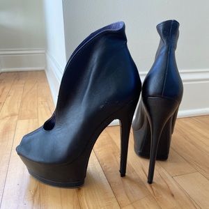 London Trash, super-glam, black 6” heel platform stilettos. US 7.5.